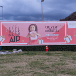 Photo d'un panneau publicitaire extérieur horizontal