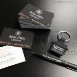 Photo d'un set d'éléments personnalisés : stylo, porte-clés, cartes de visite