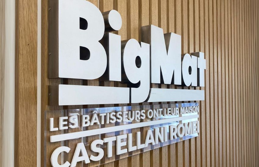 Photo d'un panneau et lettre 3D avec logo